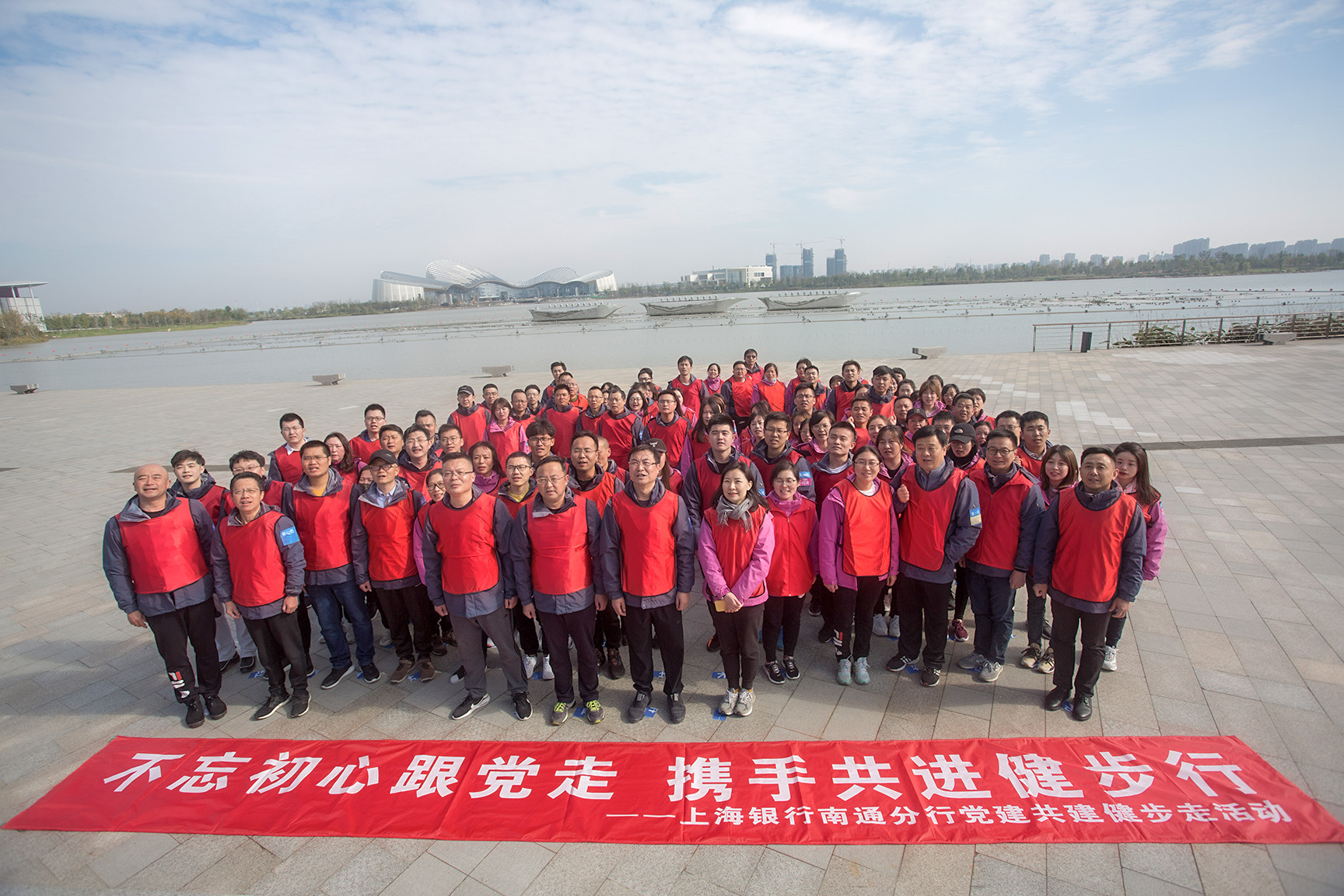 04 团队合影 (2).jpg